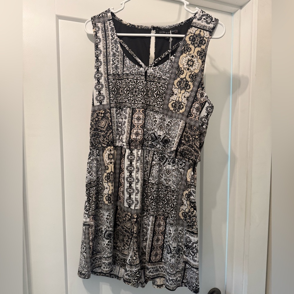 Ladies Elegant Black and White Patterned Romper XL